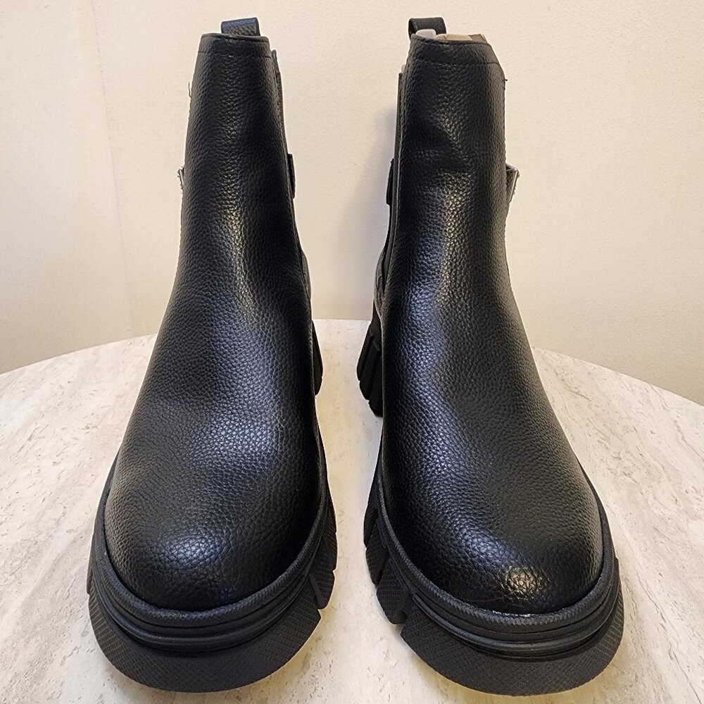 GUESS Womens Hensly Lug Sole Black- Faux Leather- Polyureth 11M - A002 - Picture 2 of 9